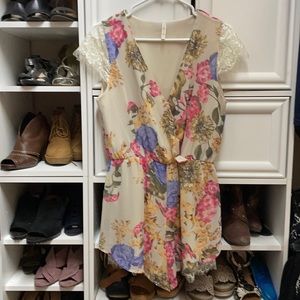 Adorable shorts w lace on sides and as sleeves